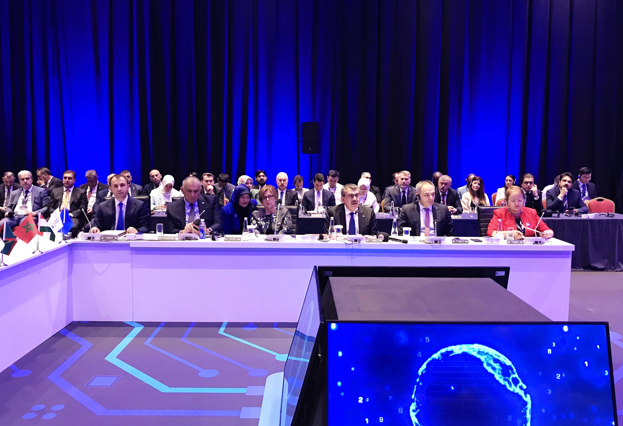 Kənan Kərimzadə 6-cı Beynəlxalq Təhsil Texnologiyaları Sammitində çıxış edib