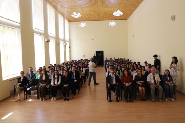 “Kreativ düşüncə tərzini necə formalaşdırmalı?” mövzusunda infosessiya keçirilib