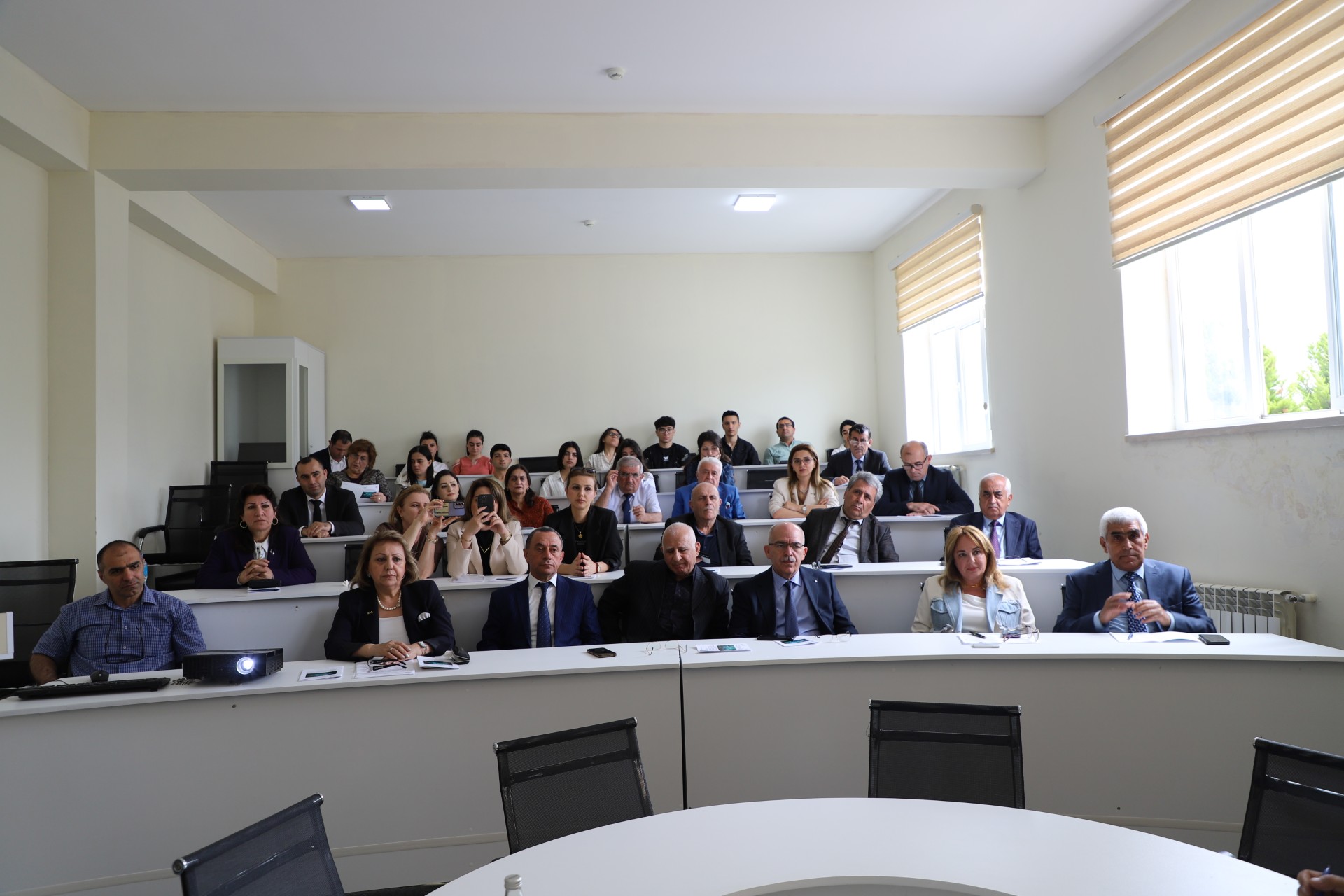 LDU-da “Regionlarda elm və təhsilin inteqrasiyası” mövzusunda “dəyirmi masa” keçirilib