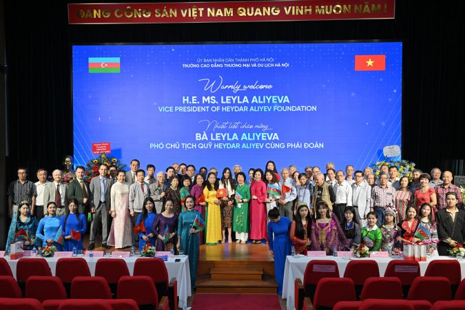 Leyla Əliyeva Azərbaycanda təhsil almış vyetnamlı məzunlarla görüşüb