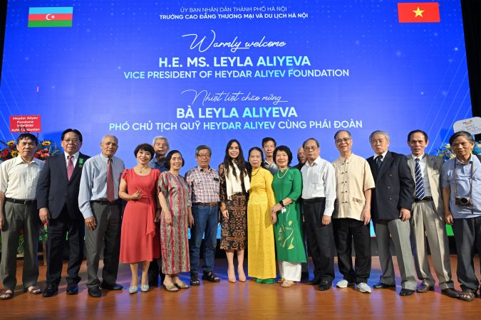 Leyla Əliyeva Azərbaycanda təhsil almış vyetnamlı məzunlarla görüşüb
