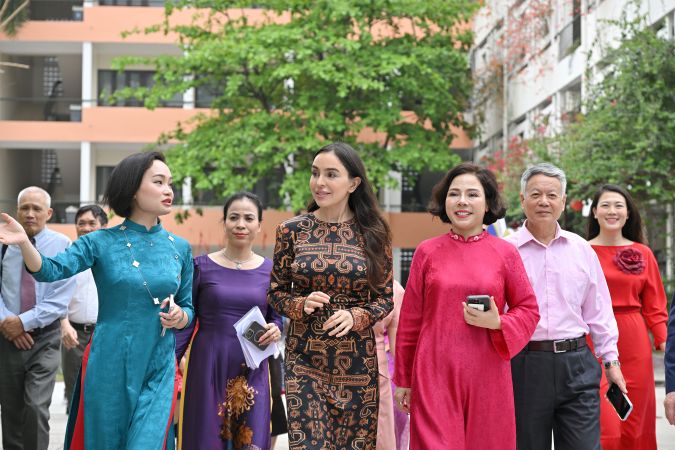 Leyla Əliyeva Azərbaycanda təhsil almış vyetnamlı məzunlarla görüşüb