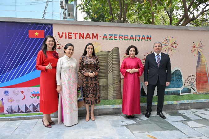 Leyla Əliyeva Azərbaycanda təhsil almış vyetnamlı məzunlarla görüşüb