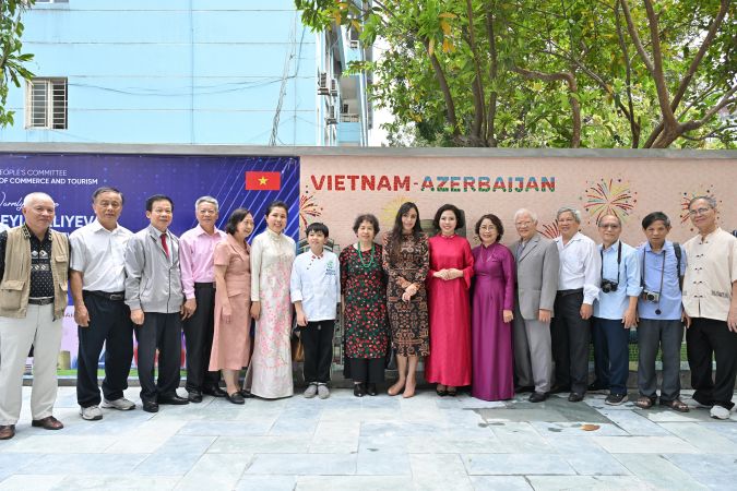 Leyla Əliyeva Azərbaycanda təhsil almış vyetnamlı məzunlarla görüşüb