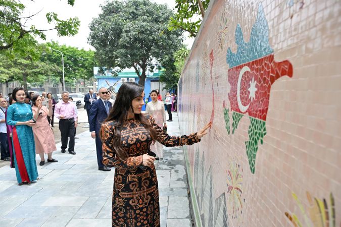 Leyla Əliyeva Azərbaycanda təhsil almış vyetnamlı məzunlarla görüşüb