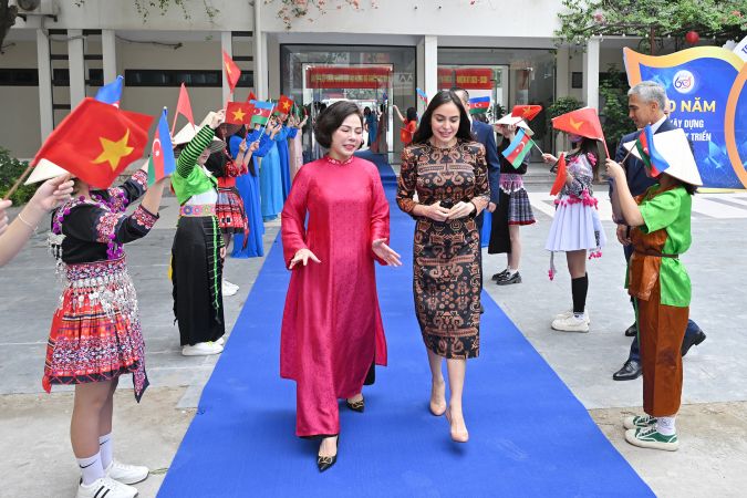 Leyla Əliyeva Azərbaycanda təhsil almış vyetnamlı məzunlarla görüşüb