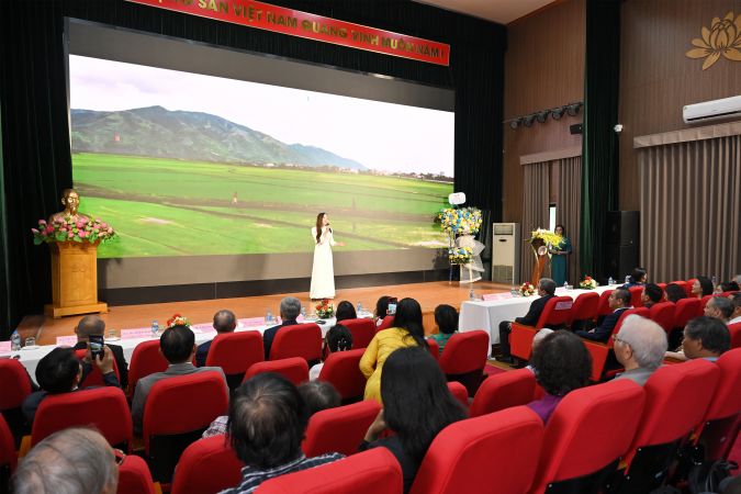 Leyla Əliyeva Azərbaycanda təhsil almış vyetnamlı məzunlarla görüşüb