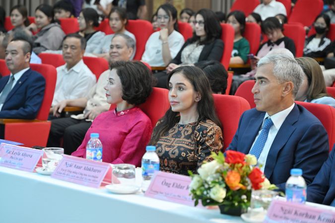 Leyla Əliyeva Azərbaycanda təhsil almış vyetnamlı məzunlarla görüşüb