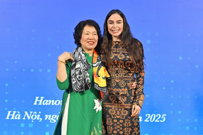 Leyla Əliyeva Azərbaycanda təhsil almış vyetnamlı məzunlarla görüşüb