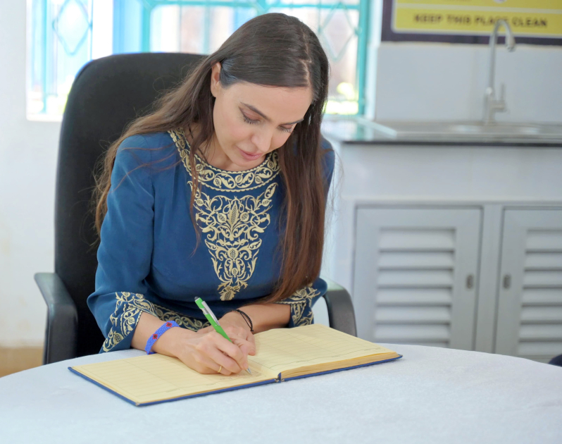 Leyla Əliyeva Nayrobi tam orta məktəbində və tibb mərkəzində olub