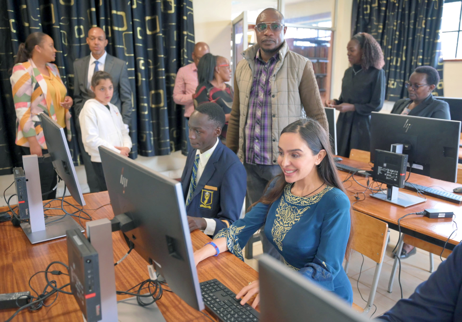 Leyla Əliyeva Nayrobi tam orta məktəbində və tibb mərkəzində olub