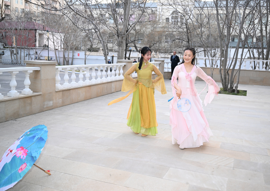 Leyla Əliyeva və Arzu Əliyeva Çin dili təhsili alan tələbələrlə görüşüblər