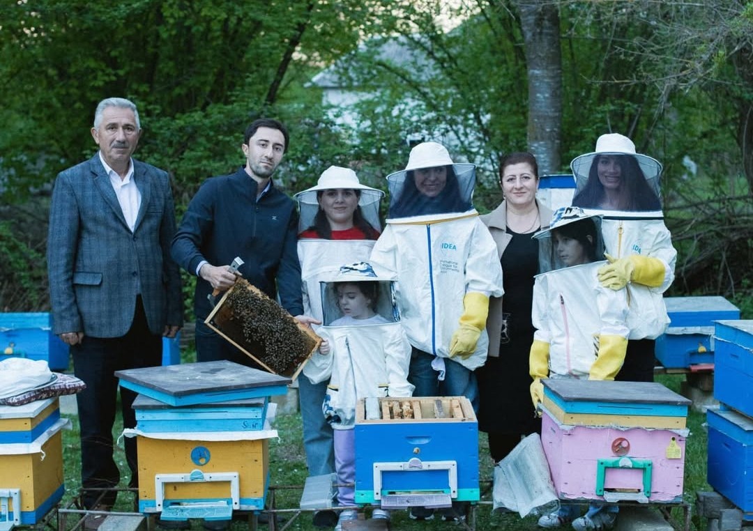 Leyla Əliyeva və Arzu Əliyeva gənc arıçının təsərrüfatını ziyarət ediblər 