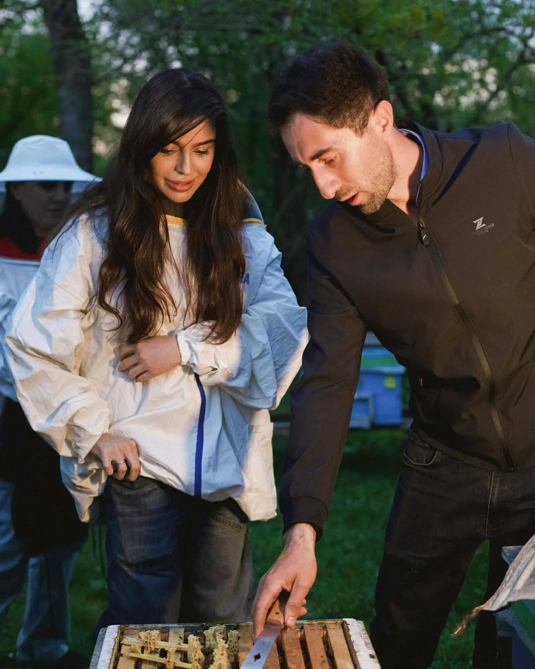 Leyla Əliyeva və Arzu Əliyeva gənc arıçının təsərrüfatını ziyarət ediblər