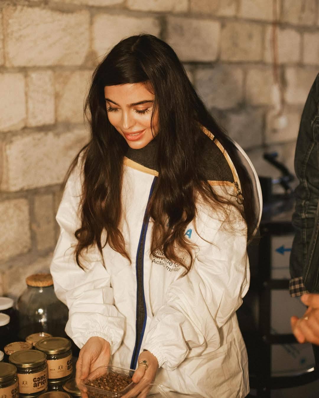 Leyla Əliyeva və Arzu Əliyeva gənc arıçının təsərrüfatını ziyarət ediblər