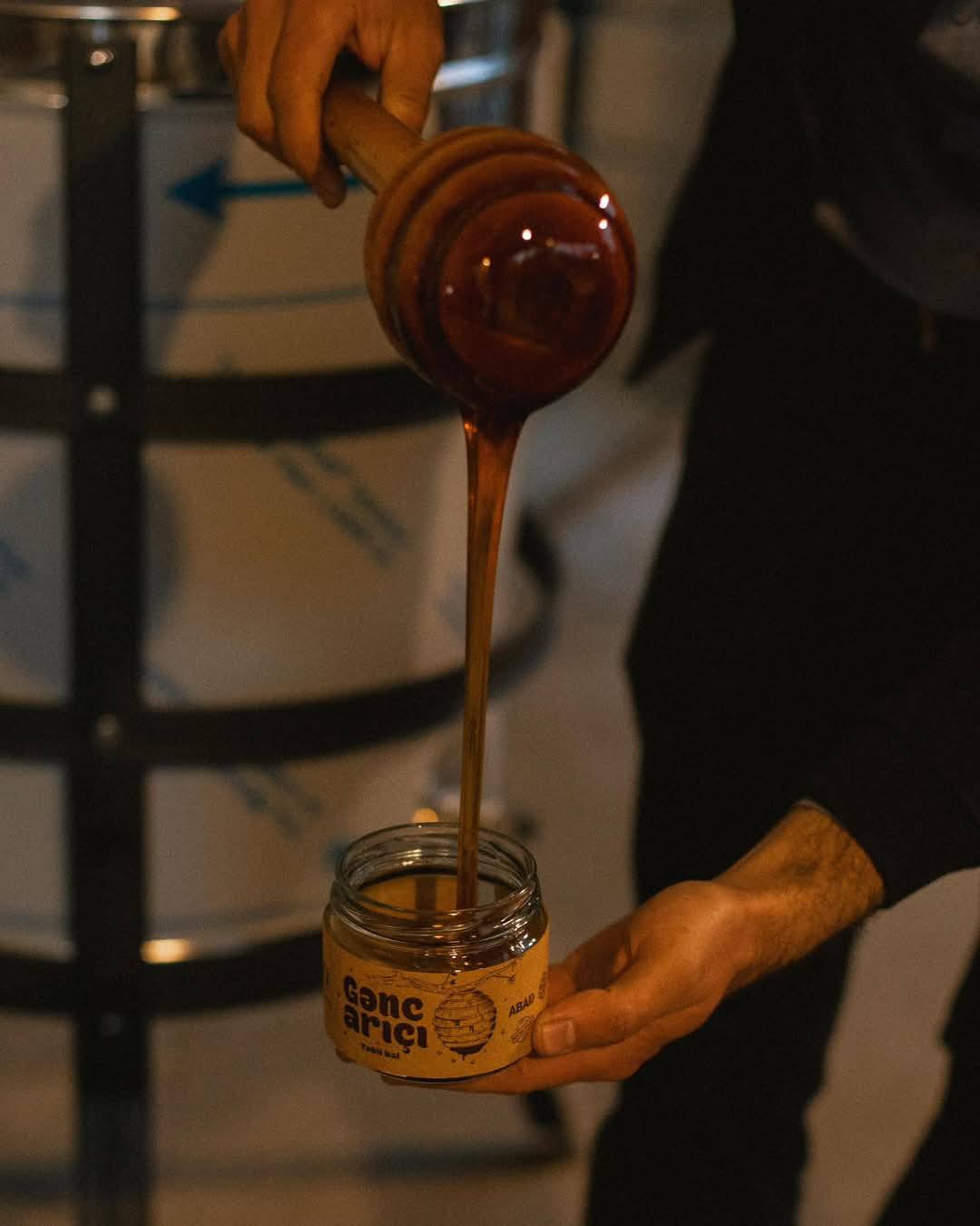 Leyla Əliyeva və Arzu Əliyeva gənc arıçının təsərrüfatını ziyarət ediblər