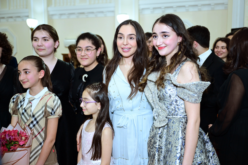 Leyla Əliyeva və Arzu Əliyeva tələbələrin konsertində iştirak ediblər