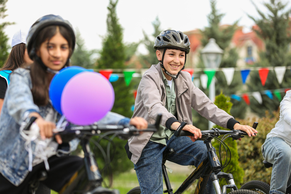 Leyla Əliyevanın təşəbbüsü ilə uşaq və yeniyetmələrə velosipedlər hədiyyə olunub