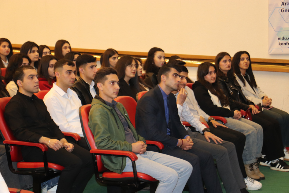 MDU-nun rektoru Anar Eminov tələbələrlə görüşüb