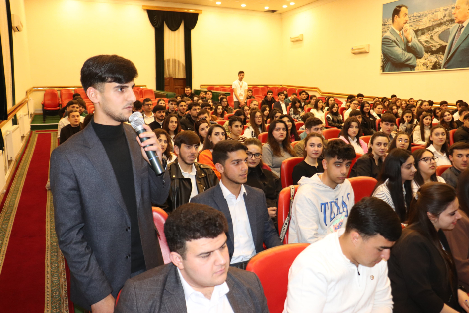 MDU-nun rektoru Anar Eminov tələbələrlə görüşüb