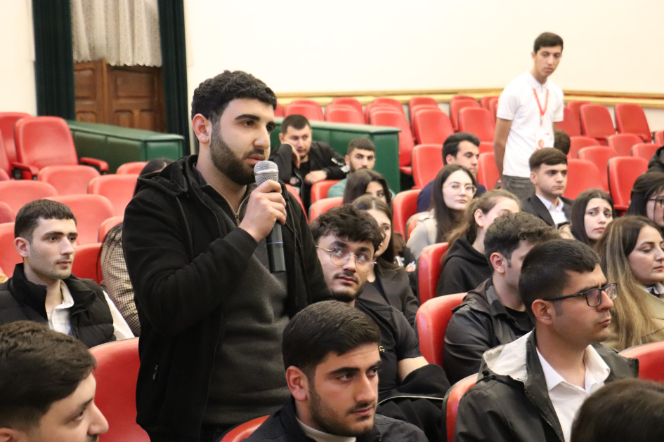 MDU-nun rektoru Anar Eminov tələbələrlə görüşüb