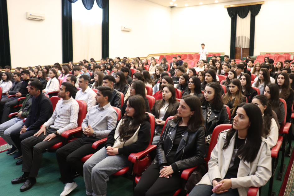 MDU-nun rektoru Anar Eminov tələbələrlə görüşüb