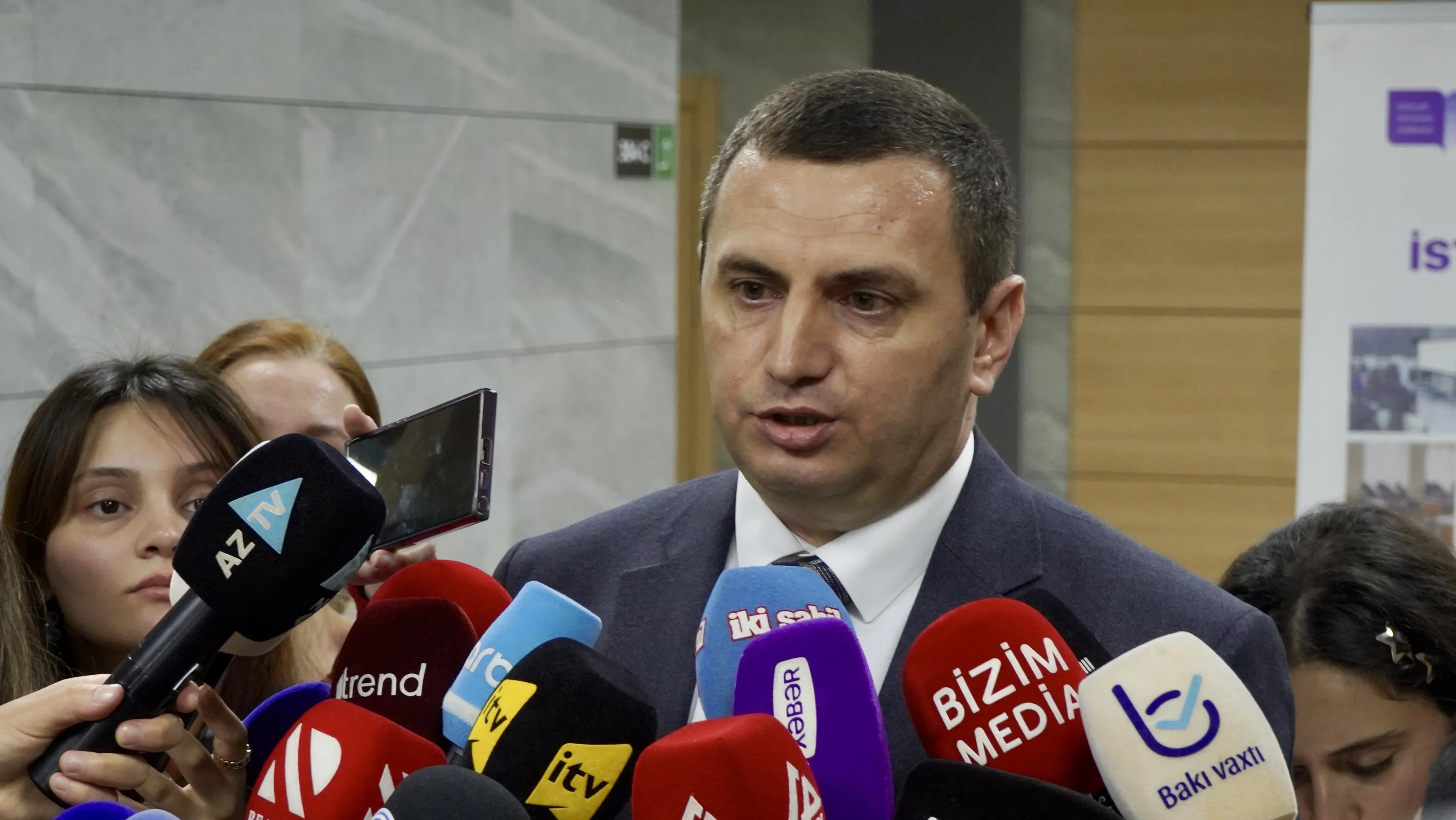 Media nümayəndələri imtahanlarda yazılı cavab tələb edən tapşırıqların yoxlanılma prosesini müşahidə ediblər