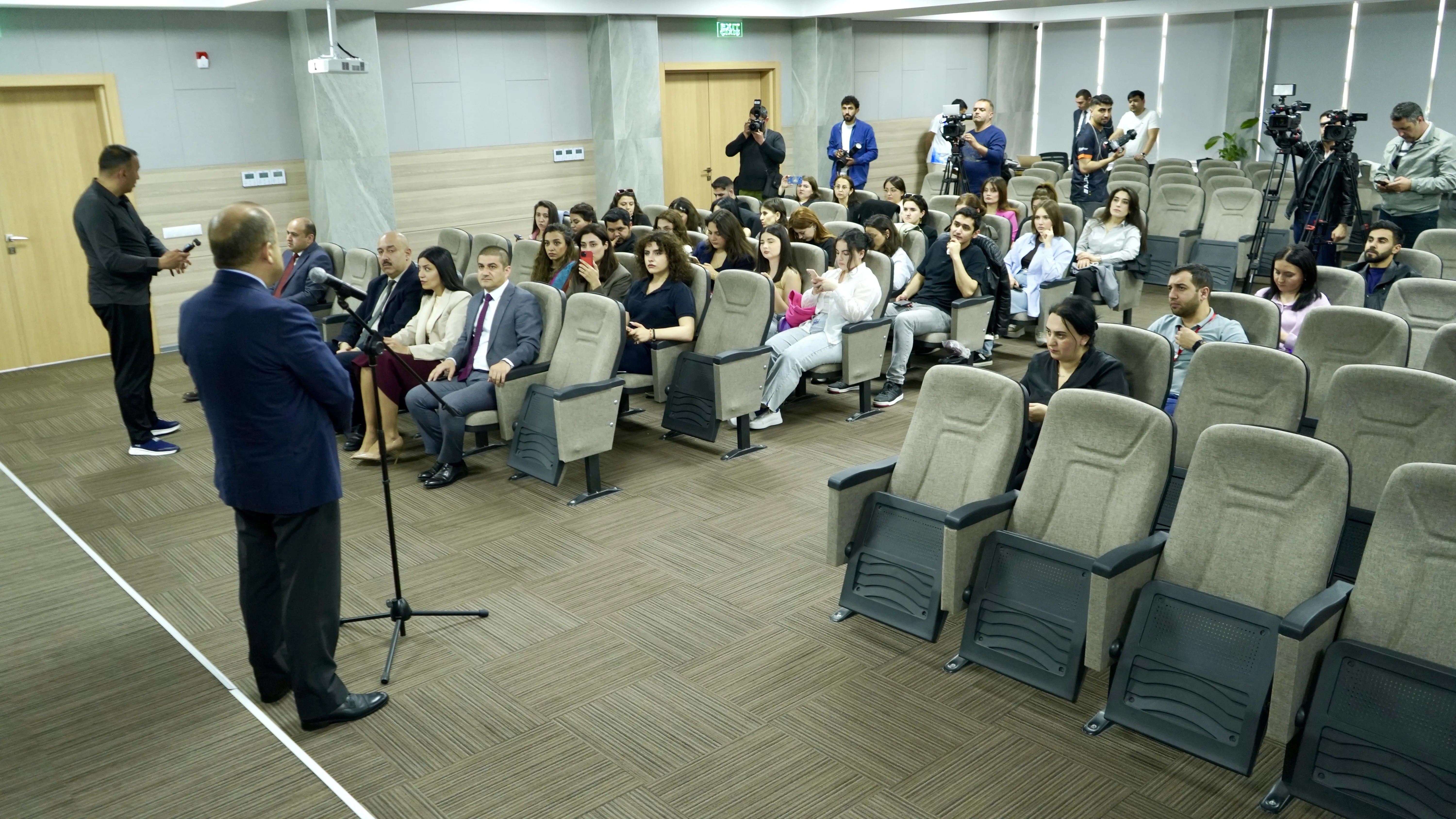 Media nümayəndələri imtahanlarda yazılı cavab tələb edən tapşırıqların yoxlanılma prosesini müşahidə ediblər