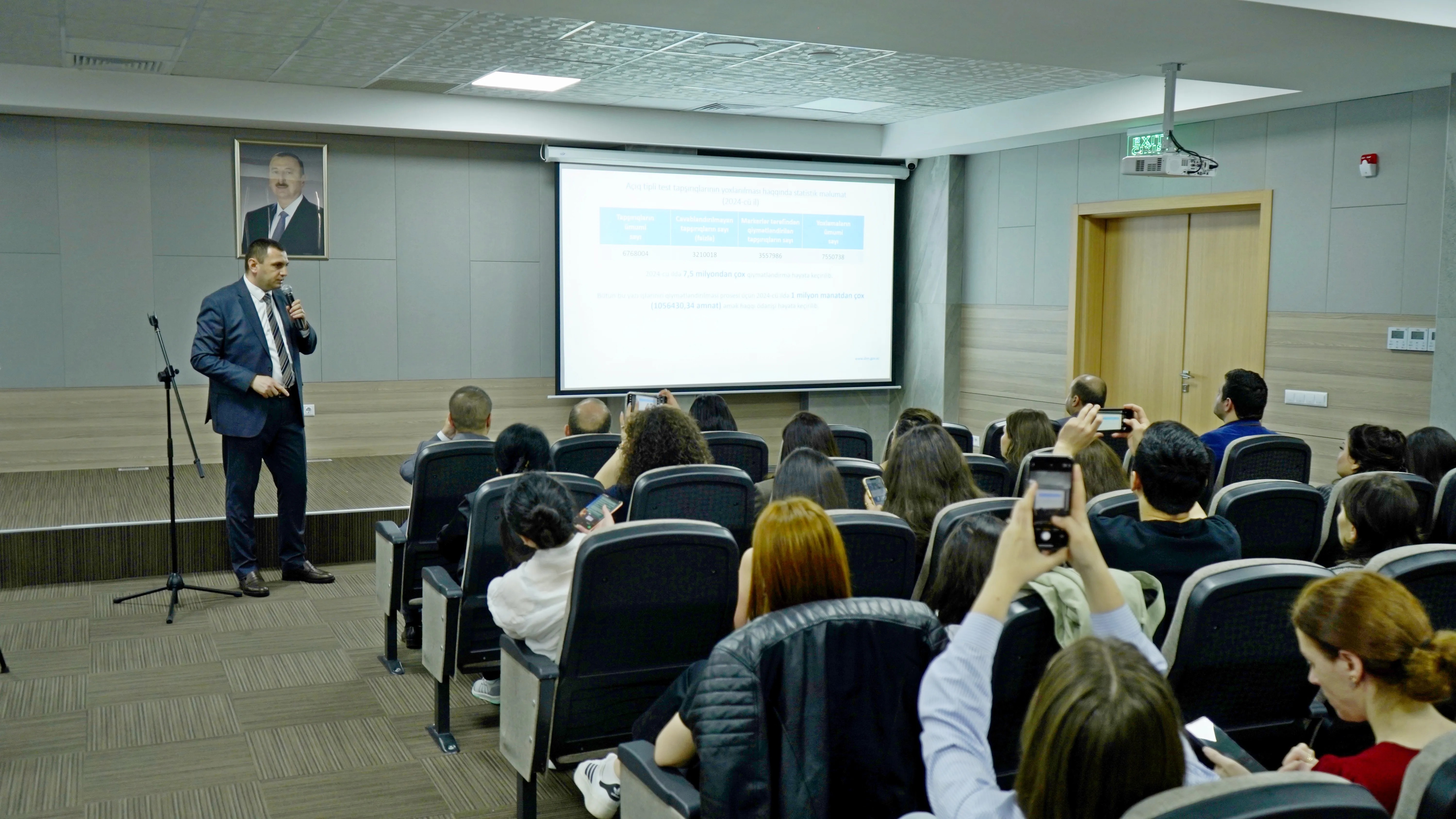 Media nümayəndələri imtahanlarda yazılı cavab tələb edən tapşırıqların yoxlanılma prosesini müşahidə ediblər