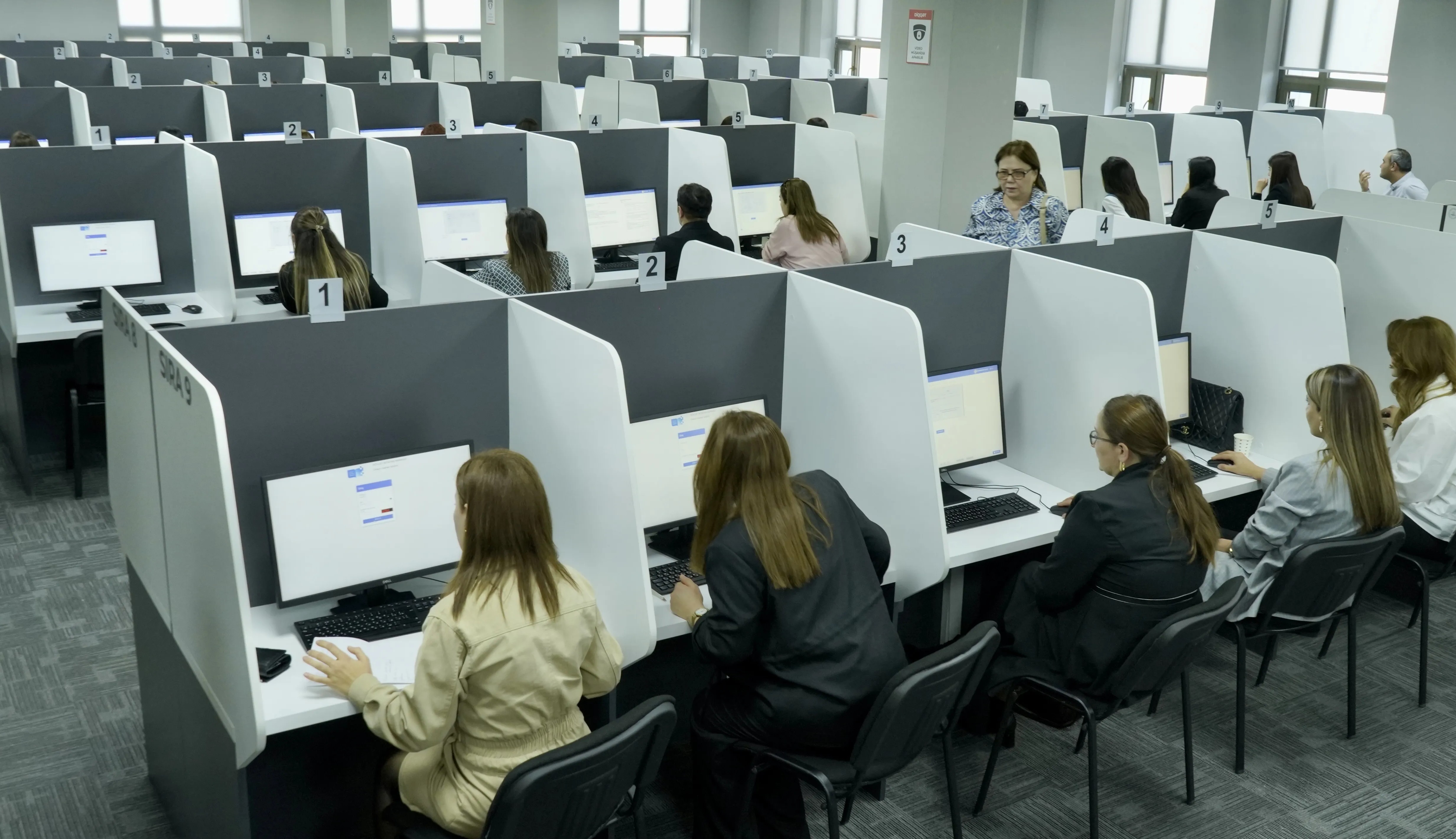 Media nümayəndələri imtahanlarda yazılı cavab tələb edən tapşırıqların yoxlanılma prosesini müşahidə ediblər