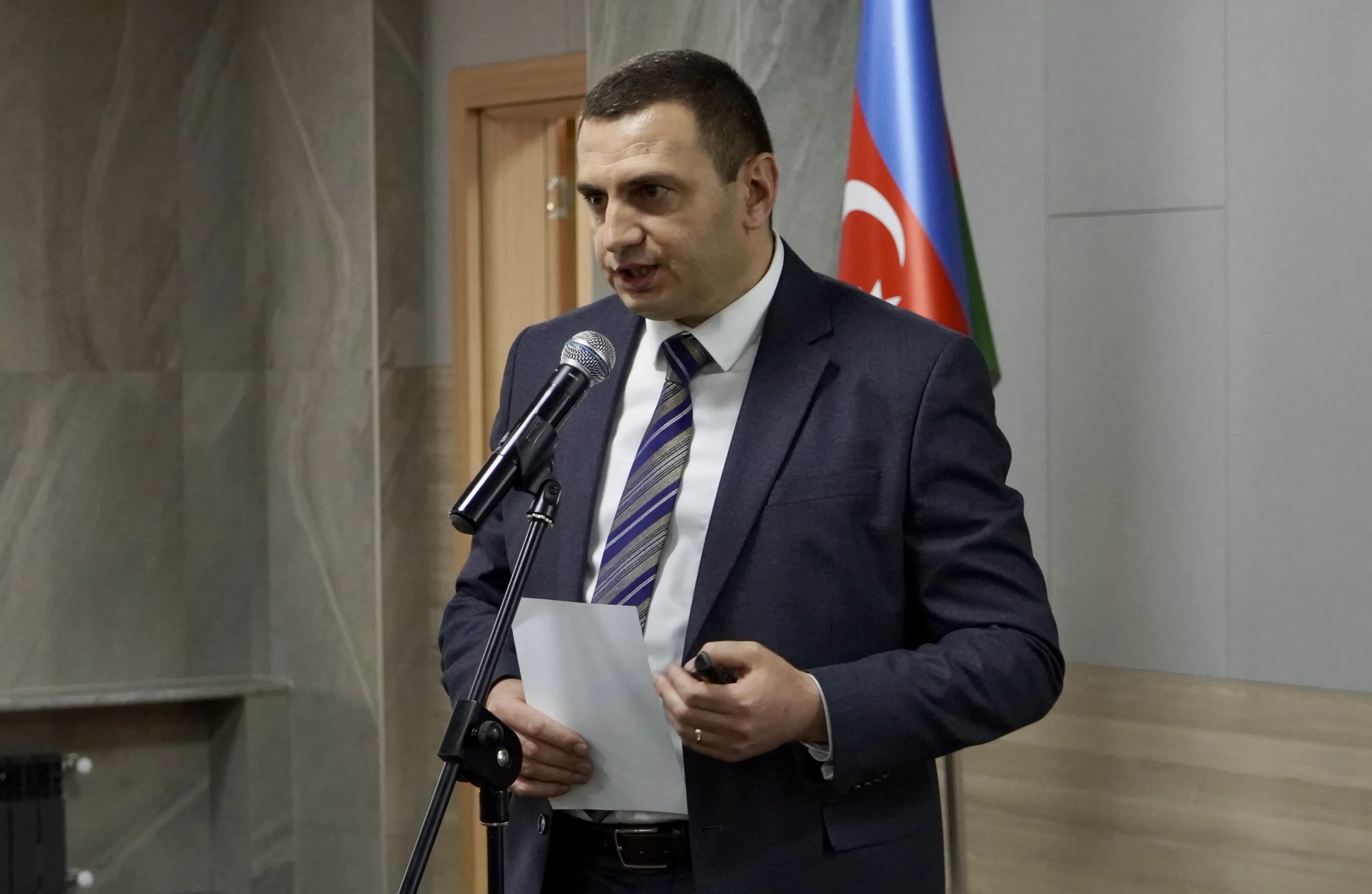 Media nümayəndələri imtahanlarda yazılı cavab tələb edən tapşırıqların yoxlanılma prosesini müşahidə ediblər