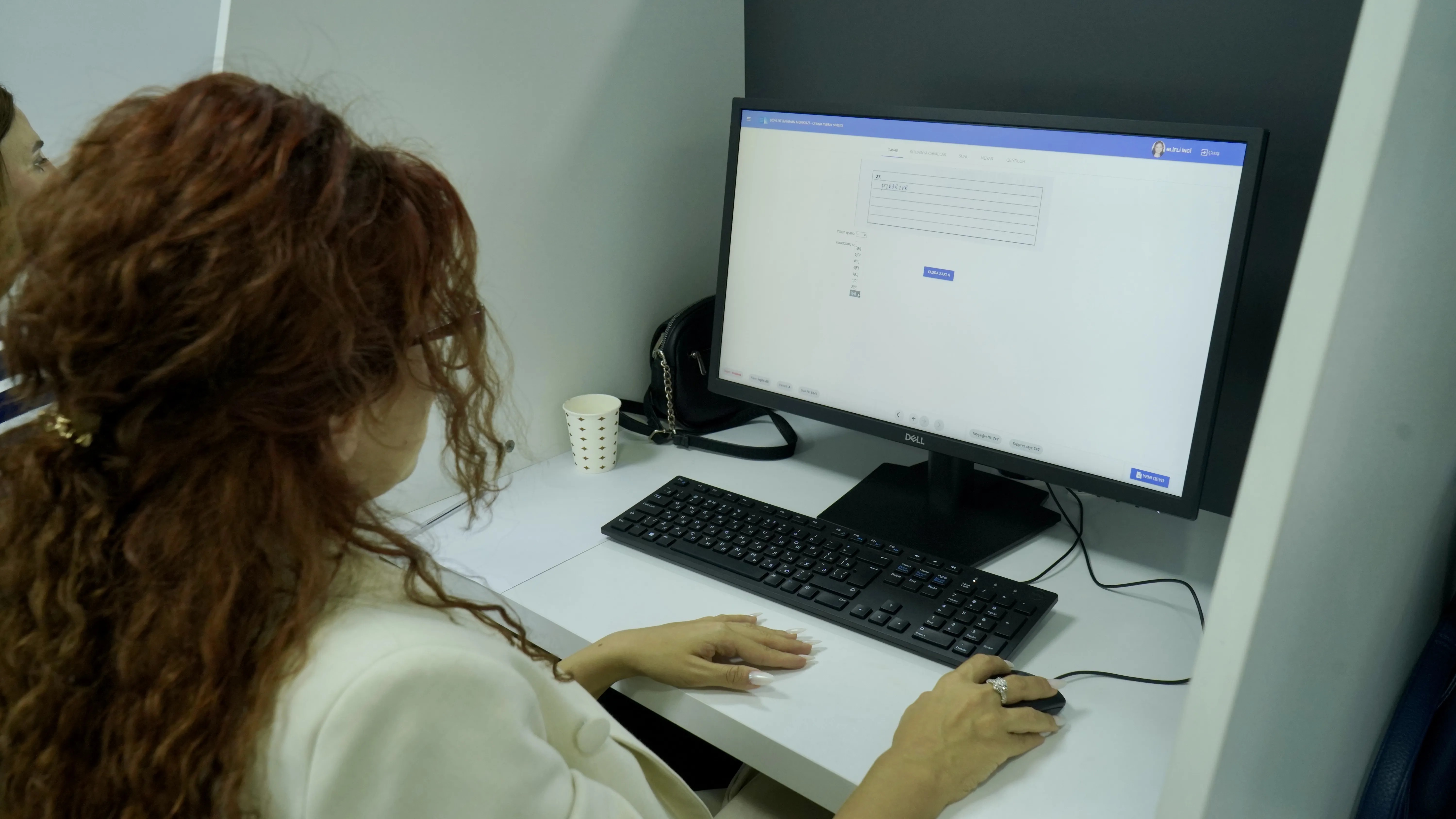 Media nümayəndələri imtahanlarda yazılı cavab tələb edən tapşırıqların yoxlanılma prosesini müşahidə ediblər