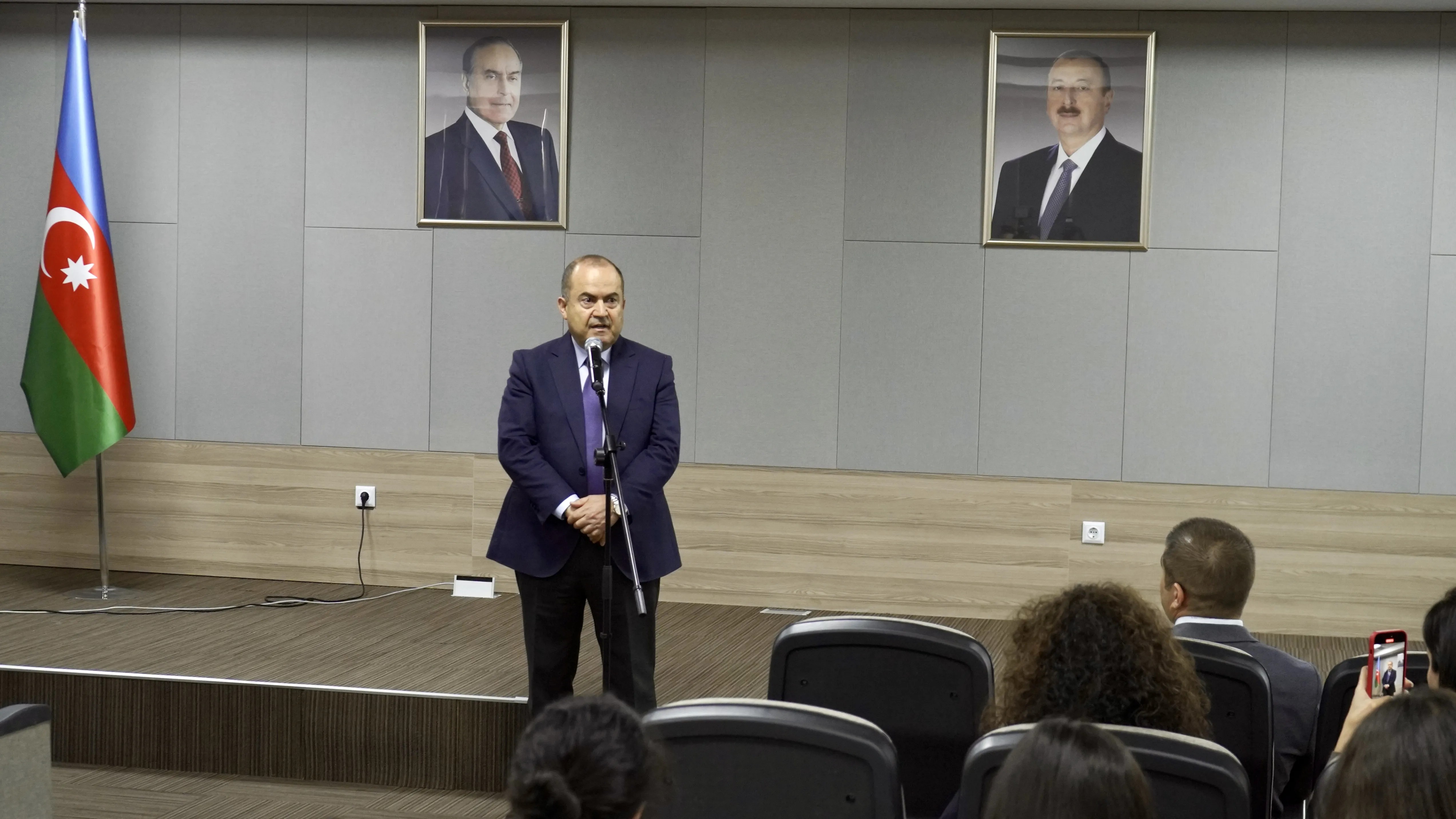 Media nümayəndələri imtahanlarda yazılı cavab tələb edən tapşırıqların yoxlanılma prosesini müşahidə ediblər