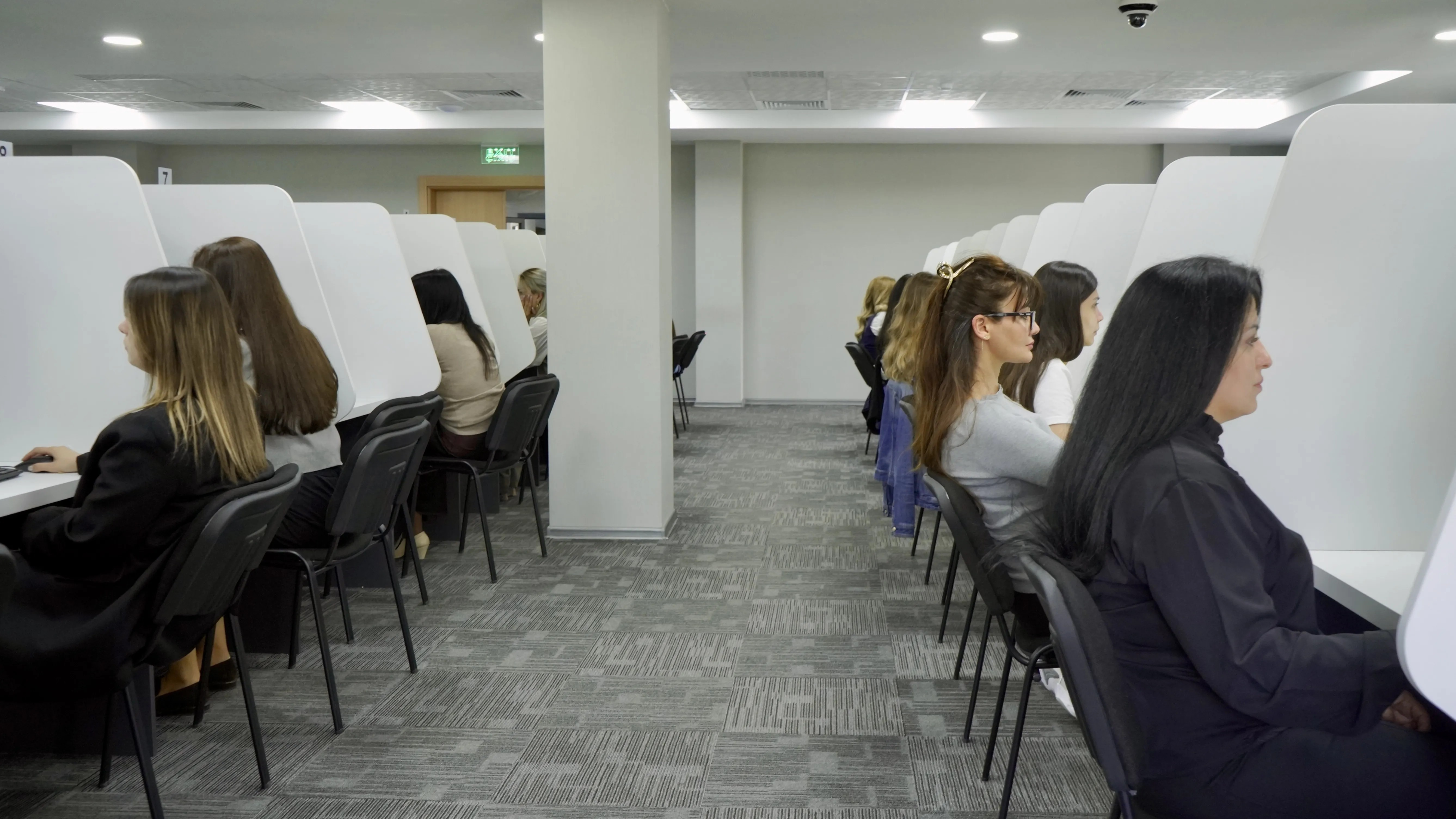 Media nümayəndələri imtahanlarda yazılı cavab tələb edən tapşırıqların yoxlanılma prosesini müşahidə ediblər