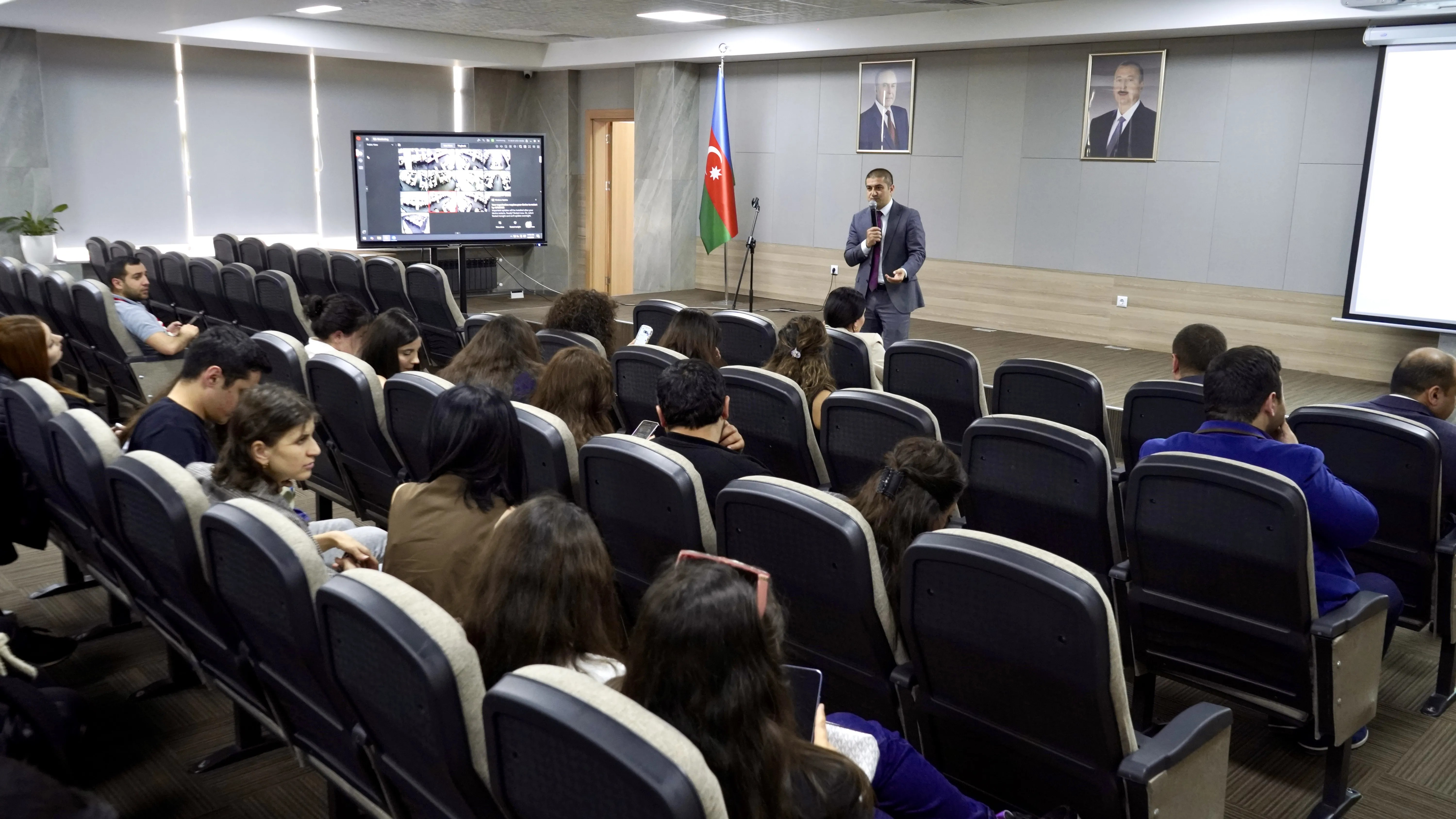 Media nümayəndələri imtahanlarda yazılı cavab tələb edən tapşırıqların yoxlanılma prosesini müşahidə ediblər