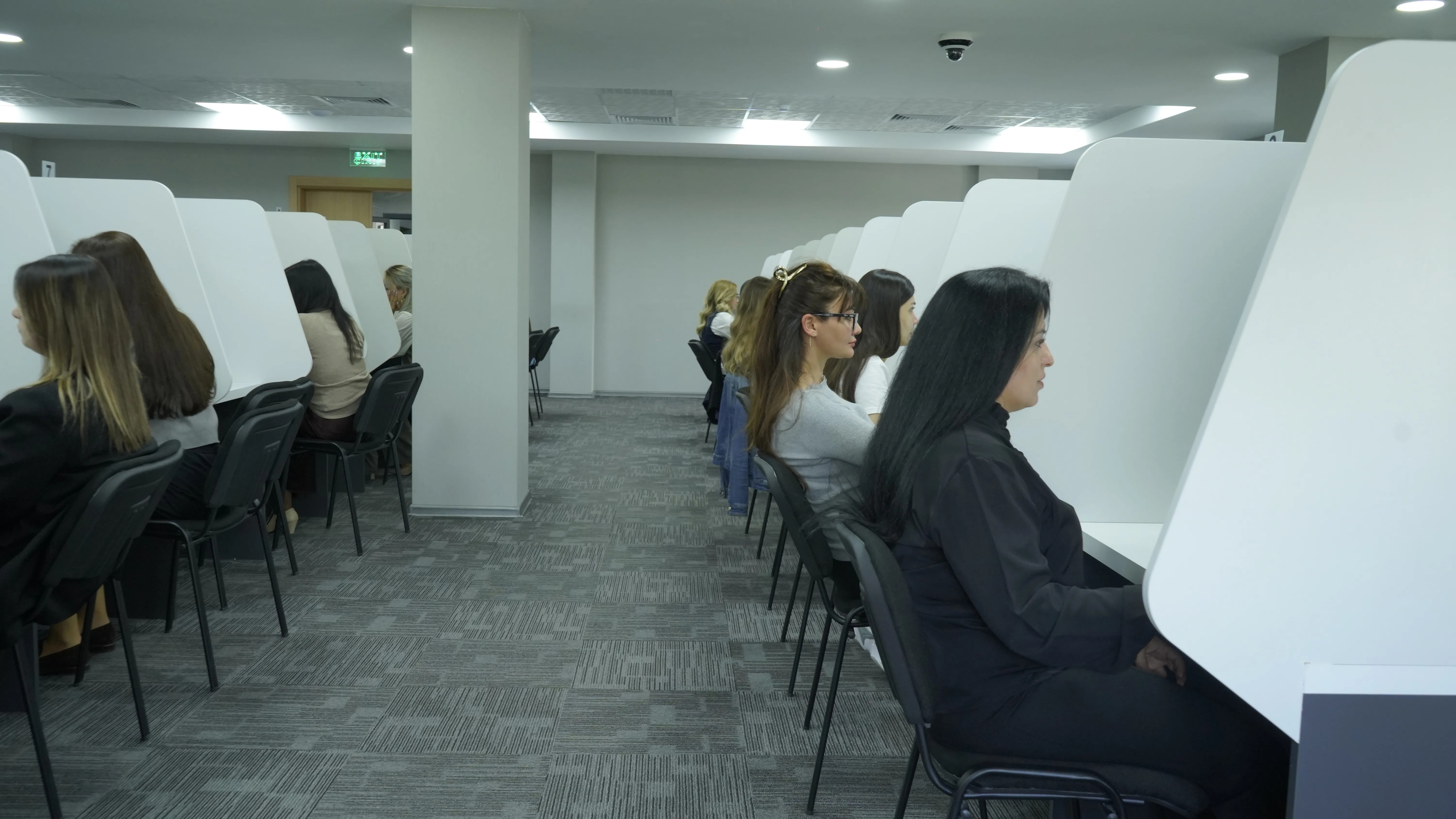 Media nümayəndələri imtahanlarda yazılı cavab tələb edən tapşırıqların yoxlanılma prosesini müşahidə ediblər