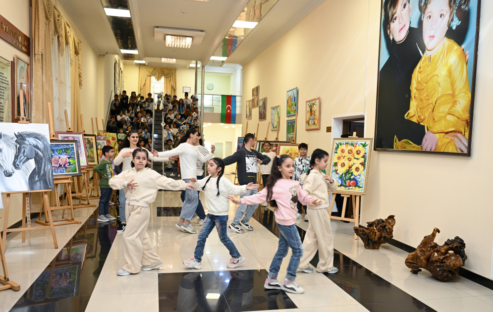 Mehriban Əliyeva Bakıda körpələr evi və uşaq evi sosial xidmət müəssisəsini ziyarət edib