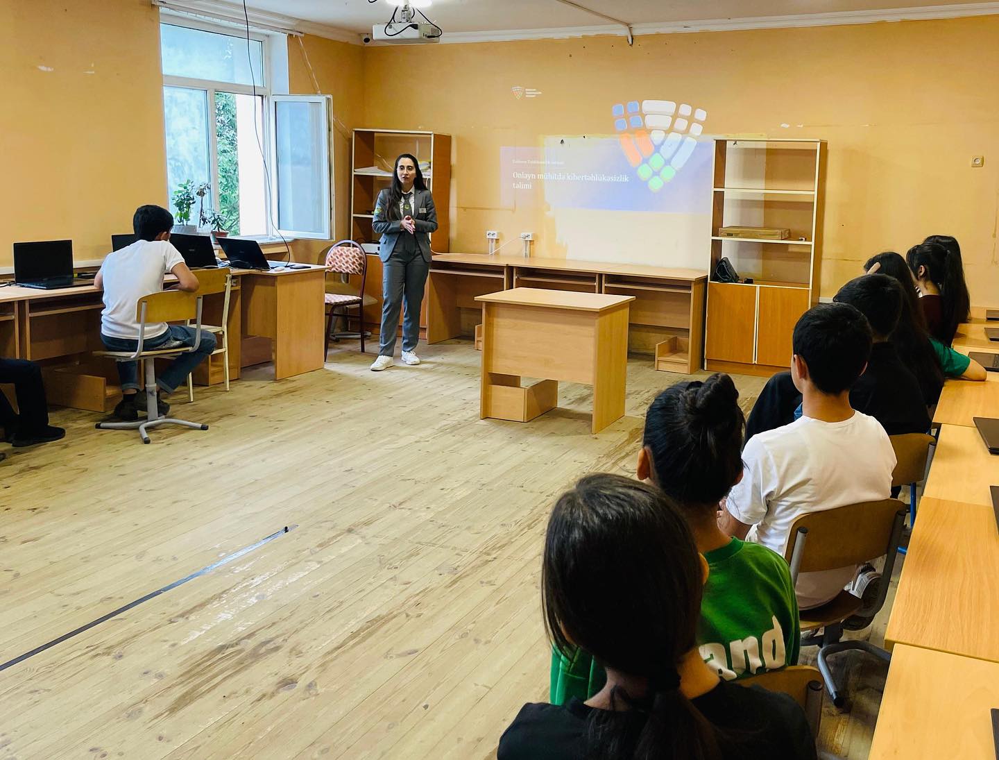 Məktəblərdə kibertəhlükəsizliklə bağlı təlimlər keçirilib