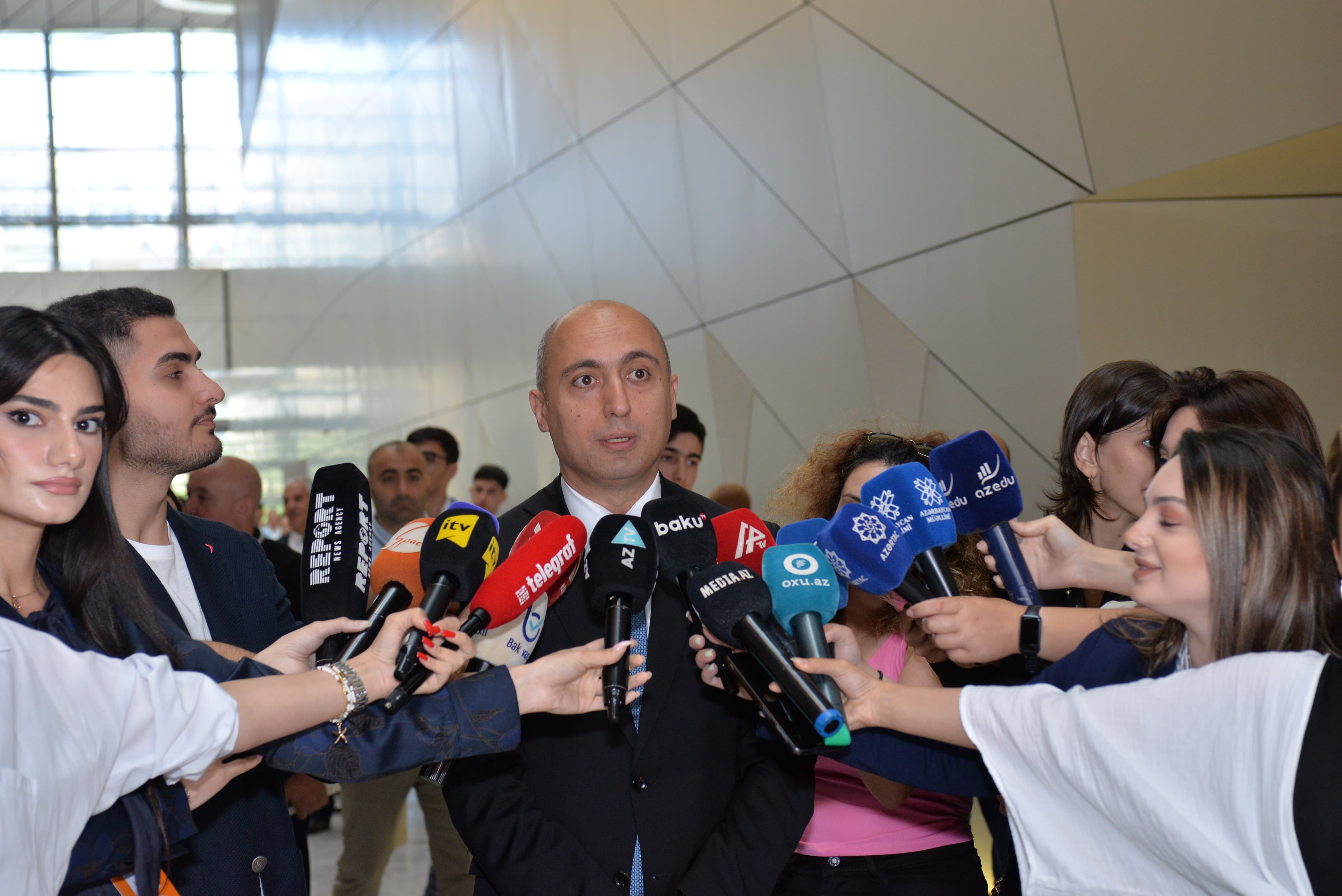 Məktəbli formalarının dəyişdirilməsi müzakirə mövzusu deyil – Nazir 