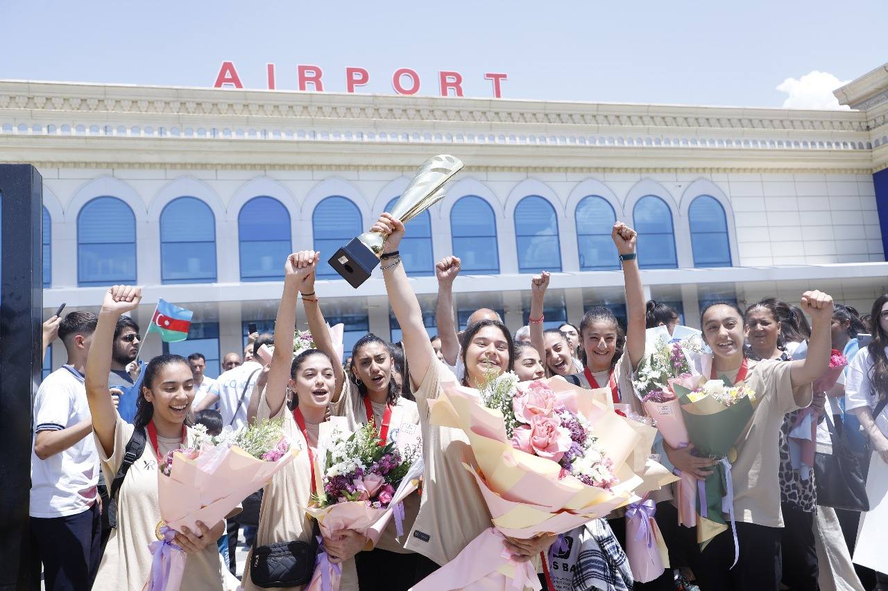 Məktəbli qız voleybolçular Vətənə qayıdıblar 