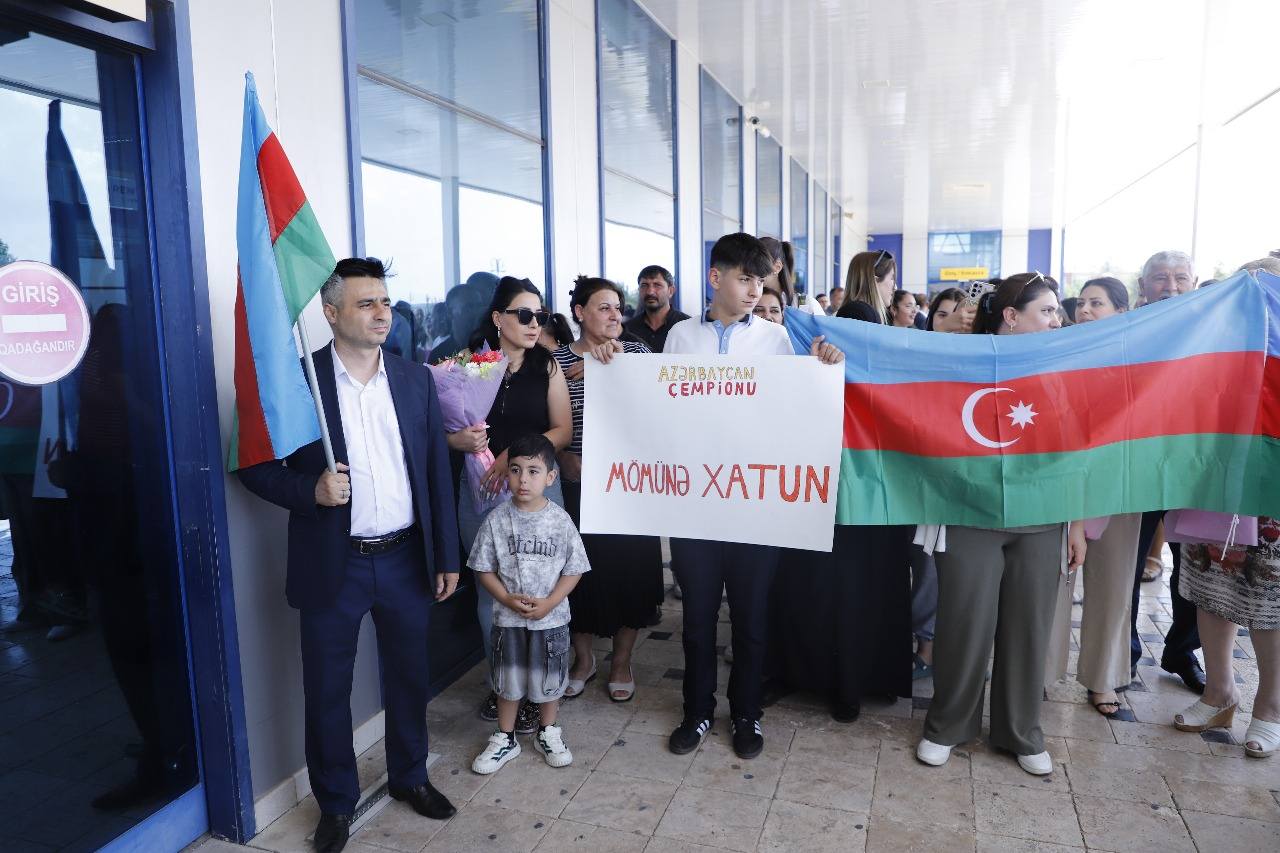 Məktəbli qız voleybolçular Vətənə qayıdıblar