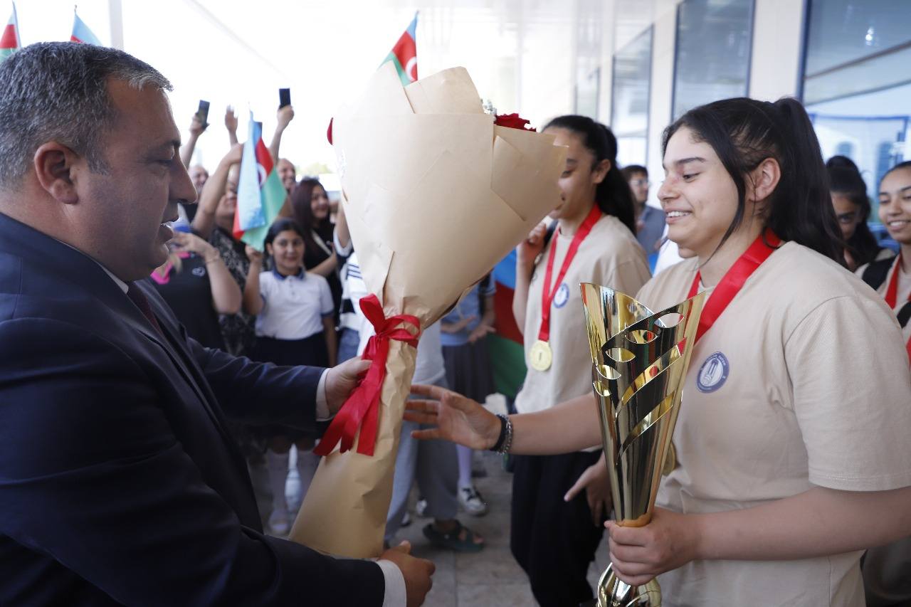 Məktəbli qız voleybolçular Vətənə qayıdıblar