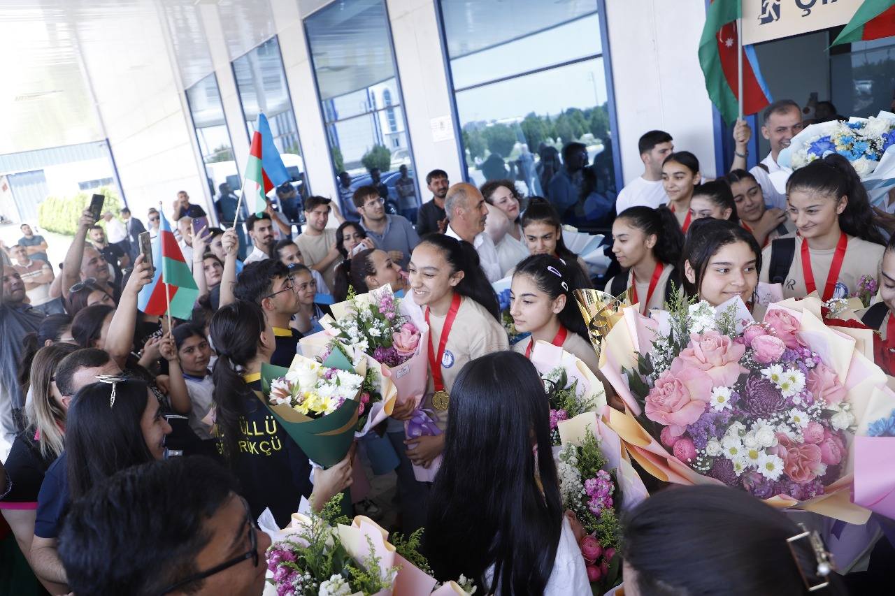 Məktəbli qız voleybolçular Vətənə qayıdıblar