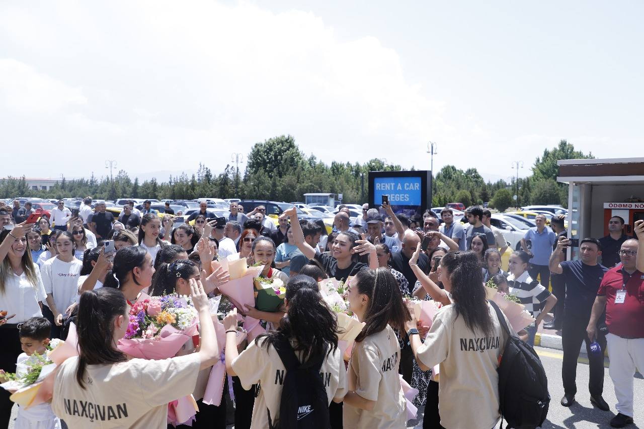 Məktəbli qız voleybolçular Vətənə qayıdıblar