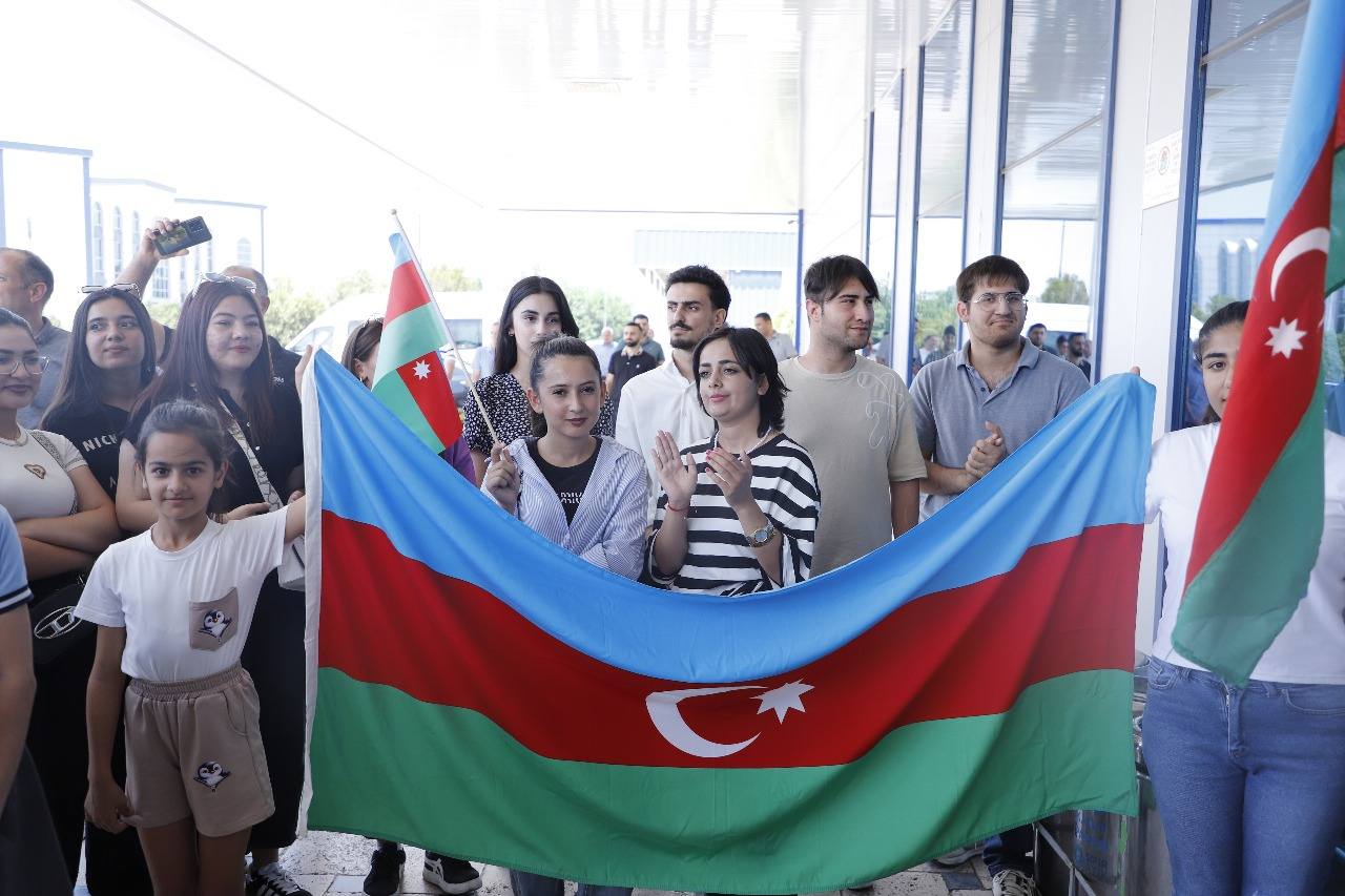 Məktəbli qız voleybolçular Vətənə qayıdıblar