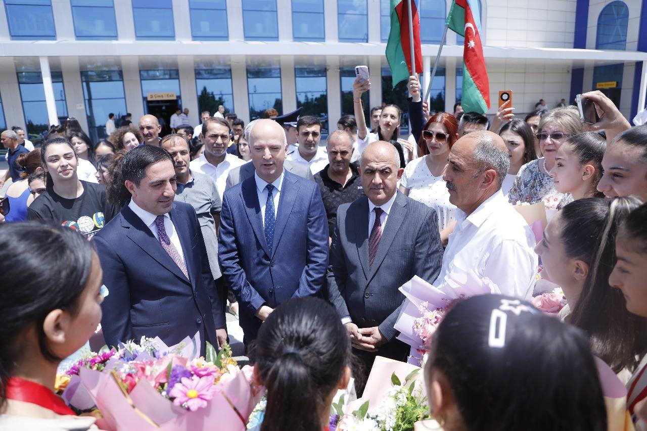 Məktəbli qız voleybolçular Vətənə qayıdıblar