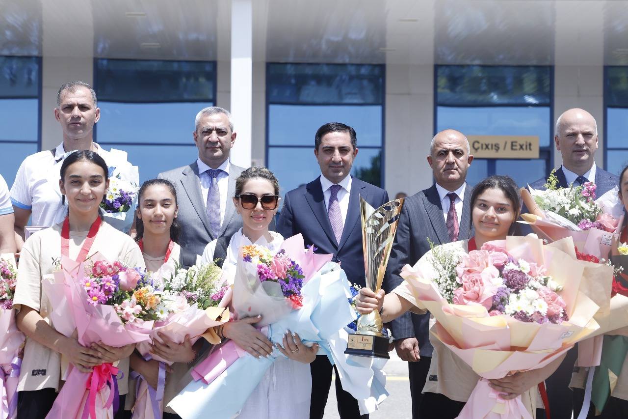 Məktəbli qız voleybolçular Vətənə qayıdıblar