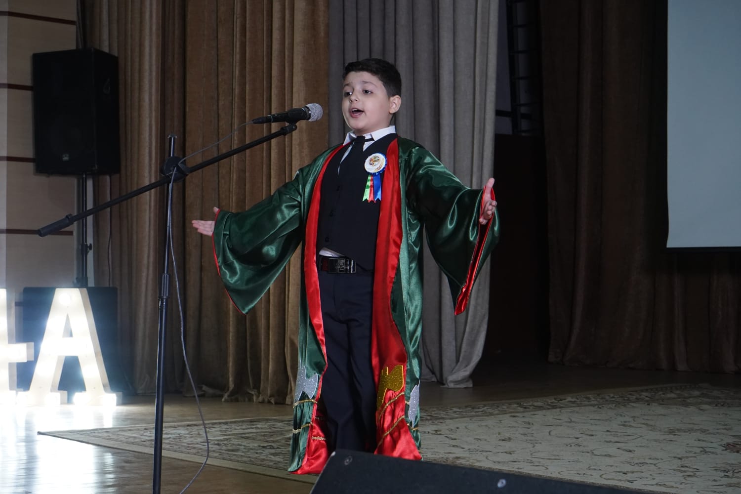 Məktəblilər səhnədə: Problemlərini sakit, “dərd”lərini gülərək həll edirlər - REPORTAJ