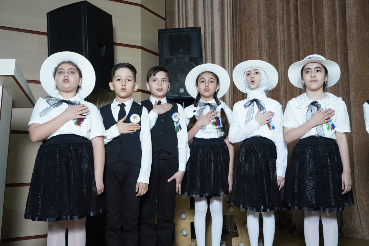 Məktəblilər səhnədə: Problemlərini sakit, “dərd”lərini gülərək həll edirlər - REPORTAJ