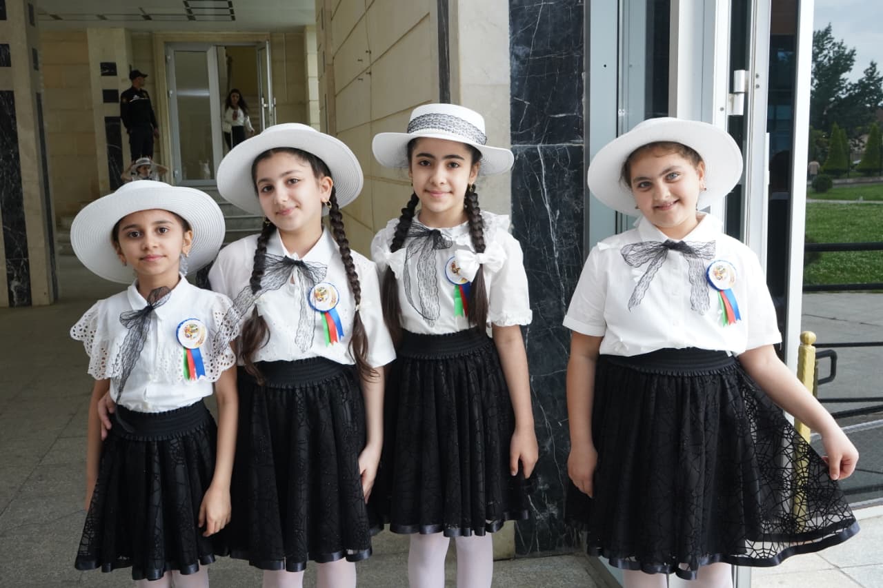 Məktəblilər səhnədə: Problemlərini sakit, “dərd”lərini gülərək həll edirlər - REPORTAJ